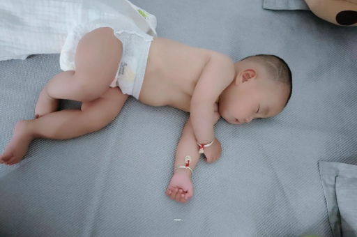 潜江几个月宝宝可以竖抱
